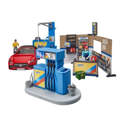 <div class="uk-panel tm-source-woo-description"><p>Ce kit dispose :</p>
<ul class="articleHighlightsList">
<li>Pompe à essence avec tableau des prix et étagères + station de chargement pour voitures électriques</li>
<li>Pompiste avec comptoir, caisse et accessoires</li>
<li>Piste de lavage opérationnelle avec réservoir d’eau et pompe</li>
<li>Voiture avec conductrice</li>
</ul>
<p>Echelle: 1:16</p>
<p>Marque: BRUDER</p>
</div>