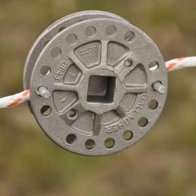 <div class="uk-panel tm-source-woo-description"><ul>
<li>Maintient une alimentation électrique ininterrompue de la clôture</li>
<li>Également utilisé pour réparer les fils cassés</li>
<li>Résistant à l’usure et à la rouille</li>
</ul>
</div>